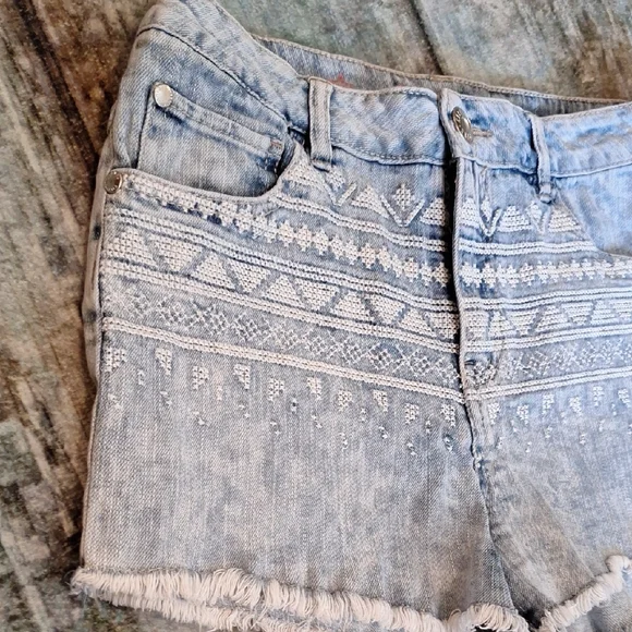 Celebrity Pink Light Blue Jean Shorts with Intricate White Pattern. Size 10 - Picture 3 of 7